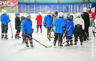 Каталка-помогалка и коньки из печки: как в Гомеле помогают кататься любителям и воспитывают профессионалов