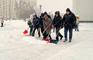 Работники хоккейного клуба «Гомель» активно подключились к уборке снега в городе