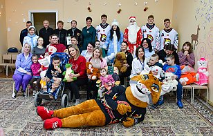 Хоккейный клуб «Гомель» и волонтеры передали игрушки с «Игрушкопада» детям из социальных учреждений города