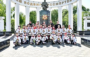 Воспитанники СДЮШОР ХК «Гомель» в канун 9 мая возложили цветы к монументу на «Аллее Героев»