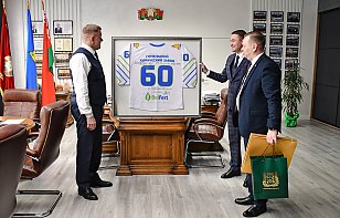 Руководители ГООО «Федерация хоккея» и хоккейного клуба «Гомель» поздравили Гомельский химзавод с 60-летием