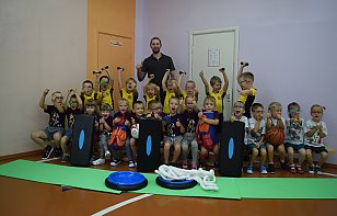 Никита Устиненко вручил спортивный инвентарь детям с нарушением зрения